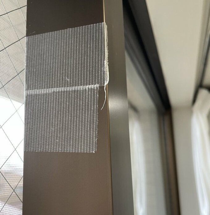 テープをはっている様子