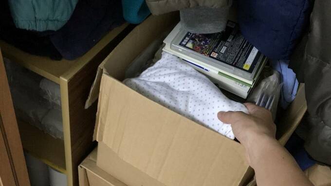 箱に衣類など
