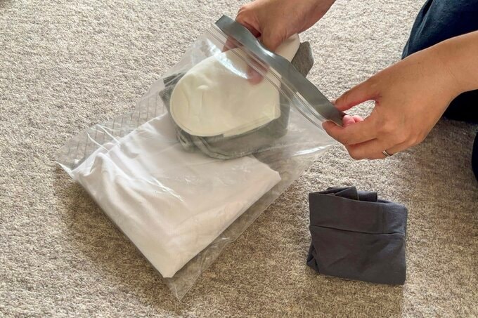 チャックつき袋に入れる様子