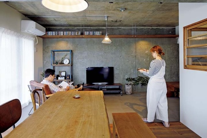 壁をモルタル、床をモールテックスで仕上げたリビング