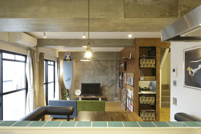 キッチンから見たリビングダイニング