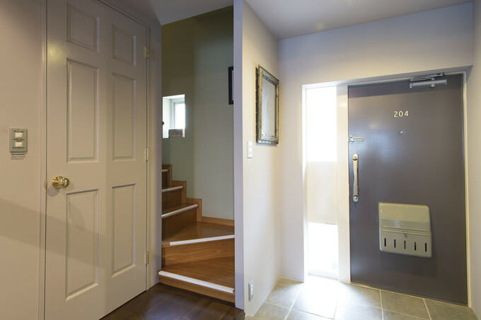 玄関ホールから上階へ