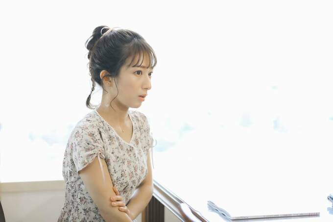 座る辻希美さん