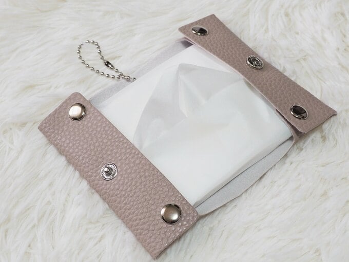 「コンパクト ポケットティッシュケース」(110円) サイズ(約):横9.8cm×縦5.5cm×マチ3.2cm 材質:本体/ポリ塩化ビニル・ポリエステル、ボタン チェーン/スチール