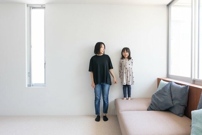 リビングのベンチソファと林さん親子