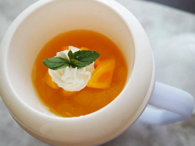 マンゴーとミントを添えたスイーツ