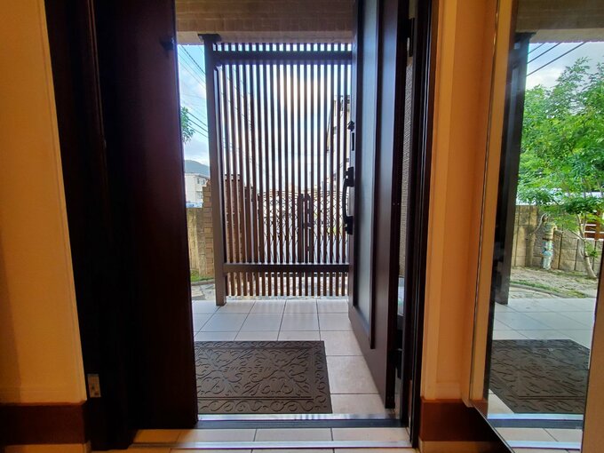 玄関の中から見た格子