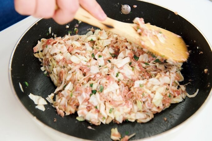 木べらで具材を混ぜる