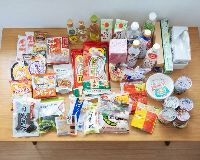 机にたくさんの食材