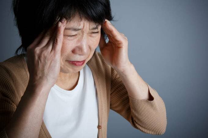 頭を抱える女性