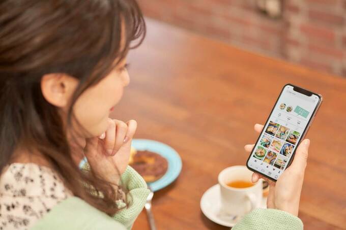 スマホを見る女性