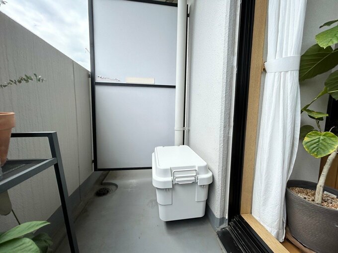 ベランダに無印の収納ボックスを