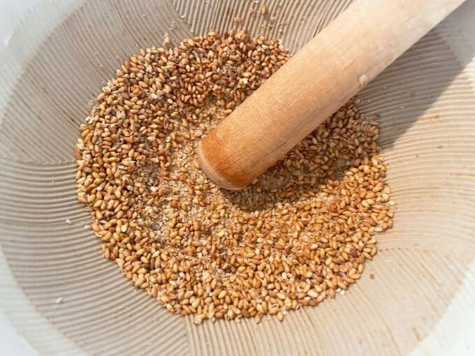 ゴマをすりつぶす