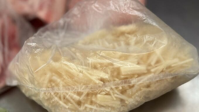 カットしたエノキダケ