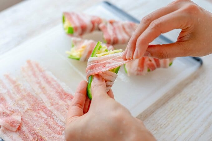 ピーマンを肉で巻く