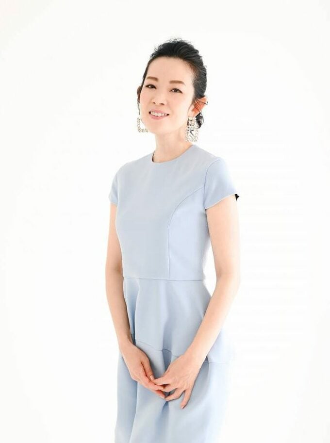 青い服を着た女性