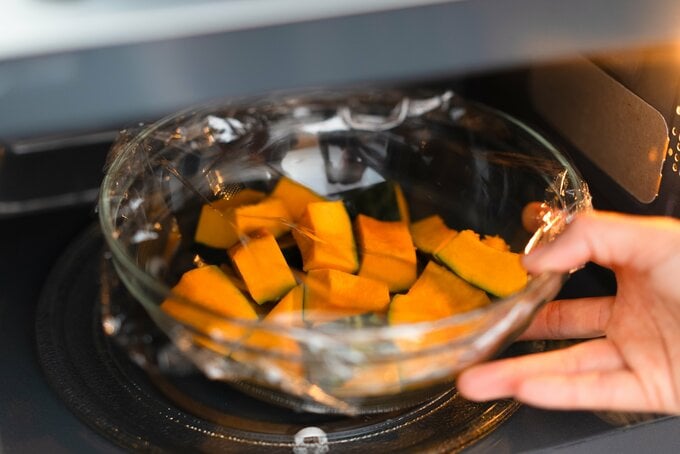 かぼちゃを電子レンジで加熱する