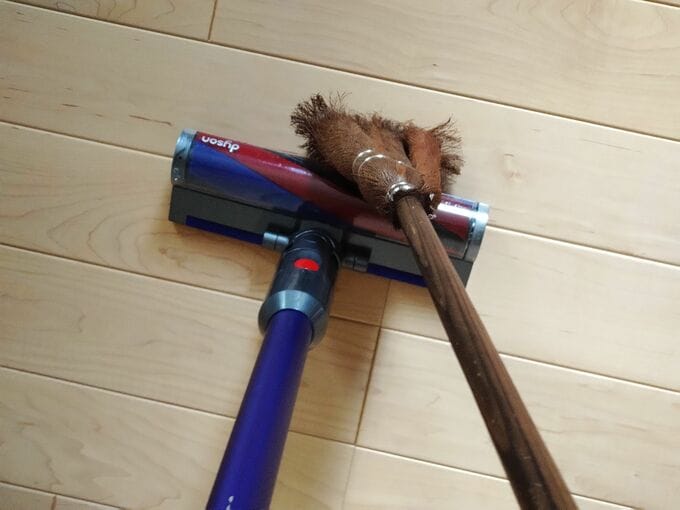 ホウキと掃除機W使い