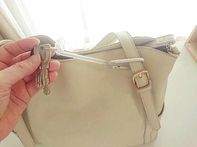 カラビナをバッグの持ち手に通し鍵はバッグの中へ