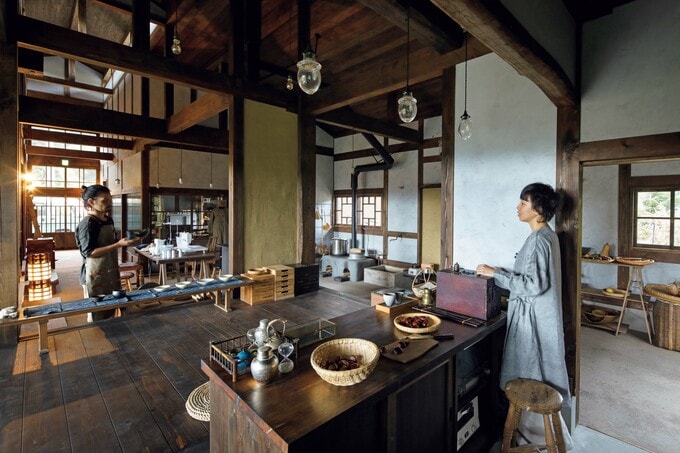 広間に面したカウンター