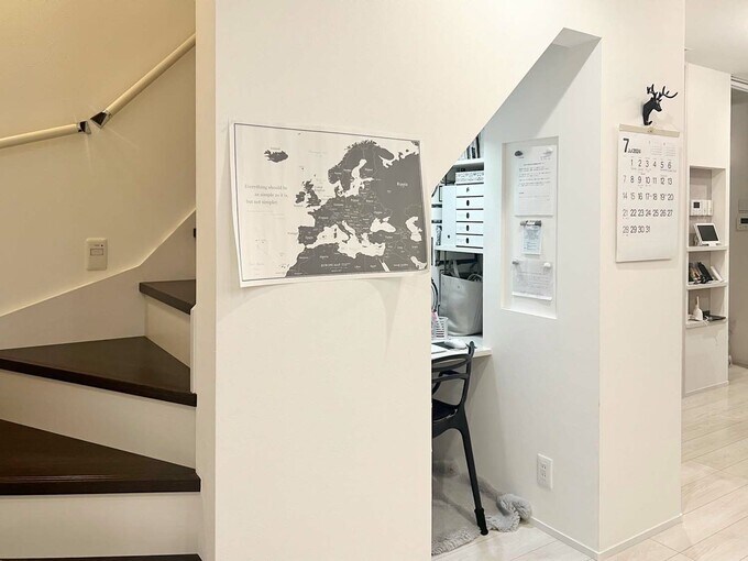 階段とその下につくった書斎コーナー
