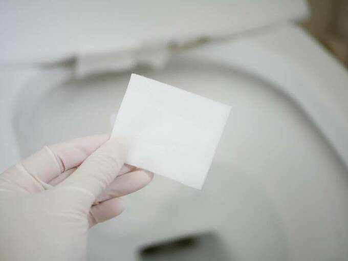 コットンを持つ様子