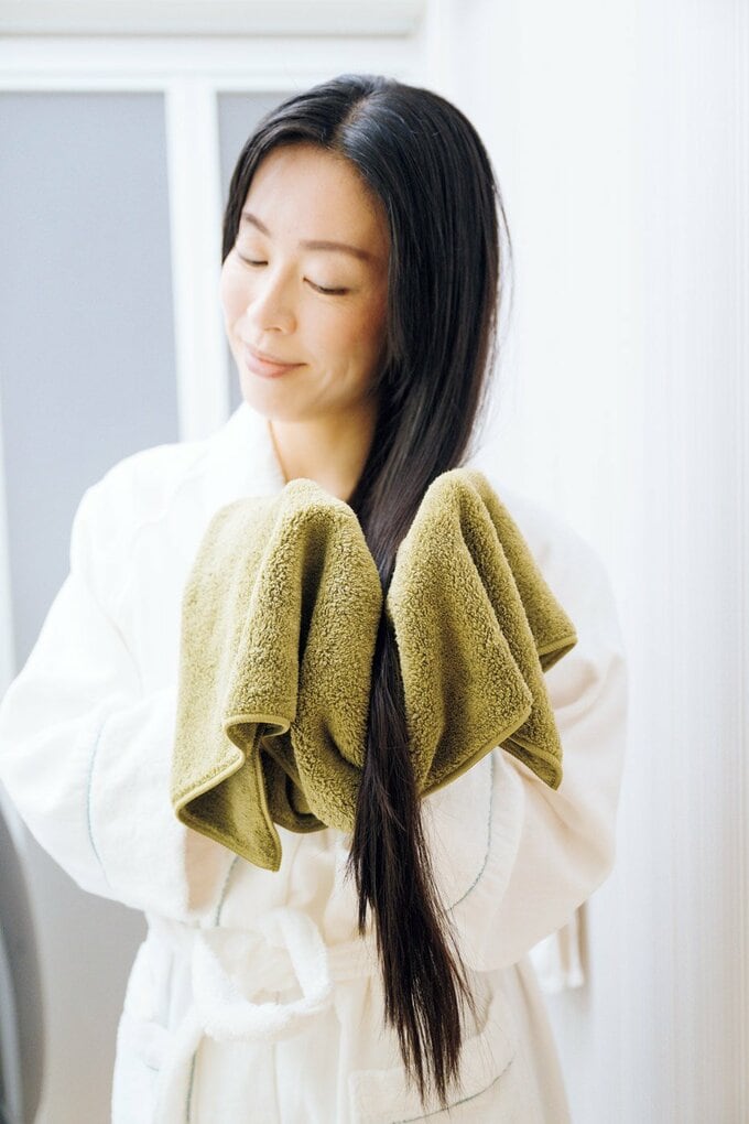 髪を乾かす女性