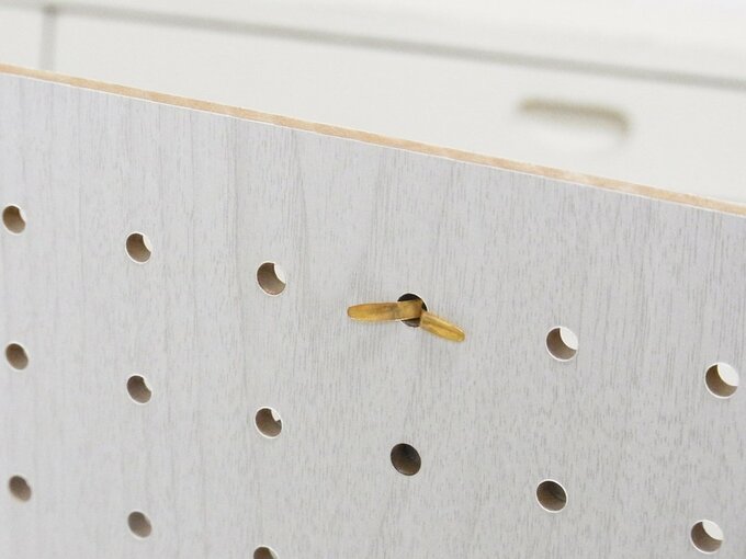 ブラックボードオーナメントをブラッズピンでとめます