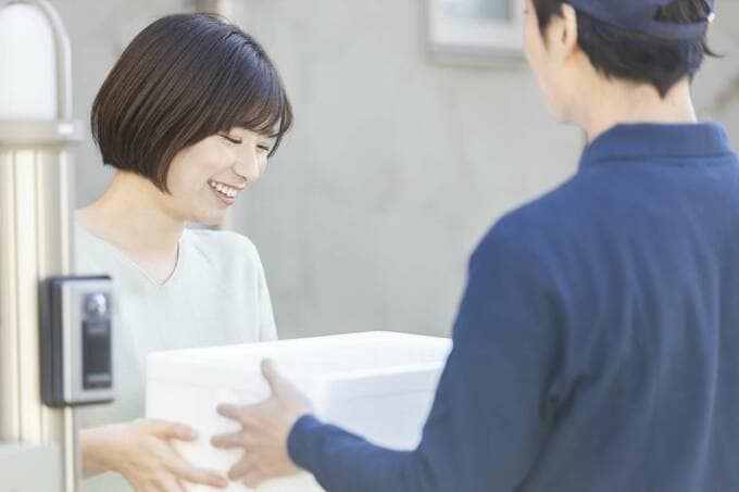 宅配を受け取る女性