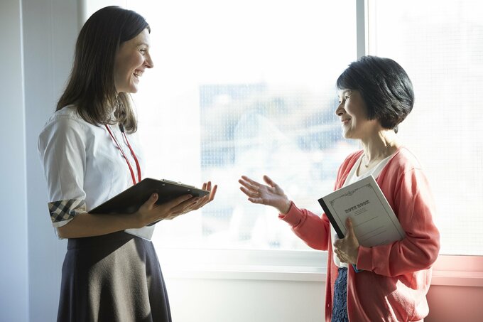 英会話をするミドル女性