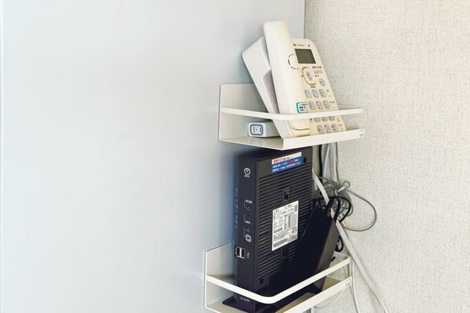 マグネット付きラックに収納された電話＆Wi-Fiルーター