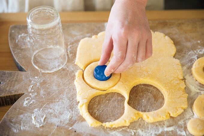 アルミキャップで生地をおす