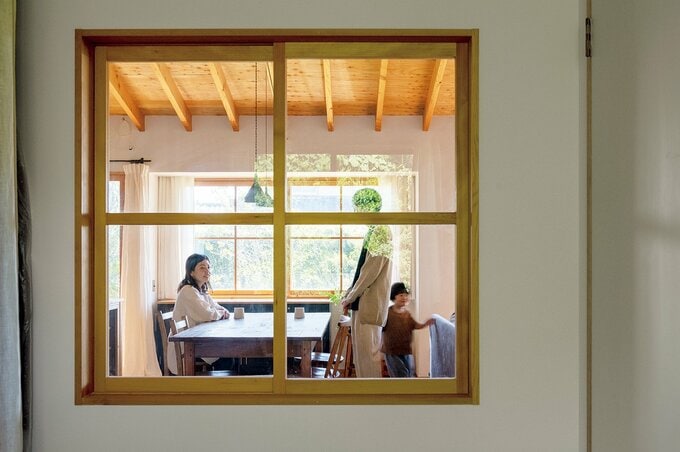子ども部屋から内窓を介してLDKへの眺め