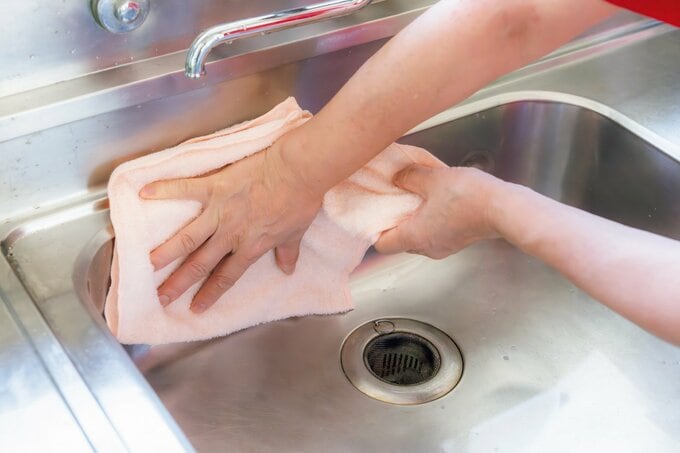 水アカ予防にからぶきをする手元