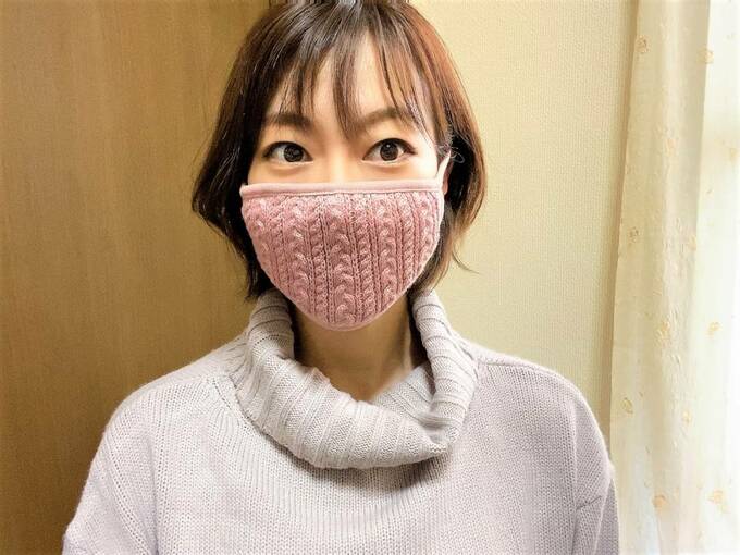 ニットマスクをつけた女性