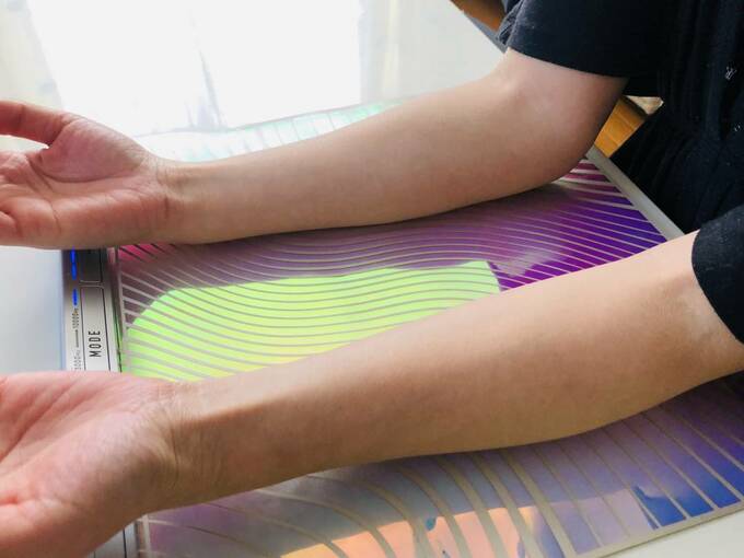 シートタイプのEMS機器の上に腕