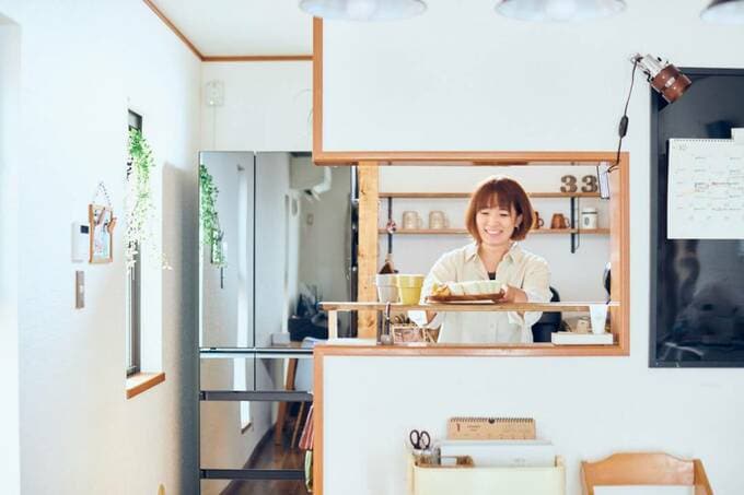 キッチンにたつ女性