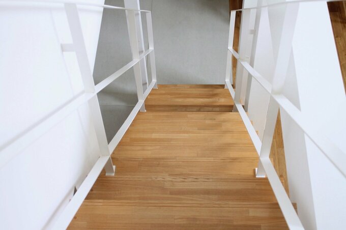 階段を見下げた様子