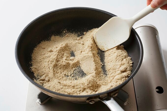 焦げるのが心配なときは少し浮かせて火から離して