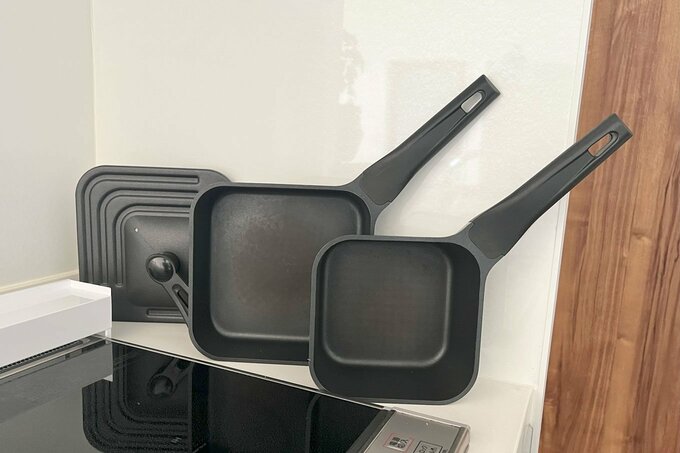 四角いフライパンを立てかけている様子