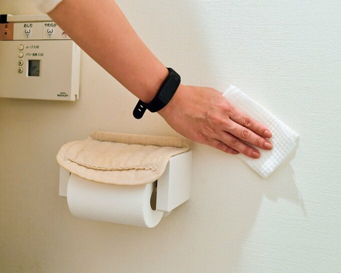 トイレットペーパーホルダーと手