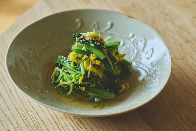 菊の花と小松菜と三つ葉のおひたし