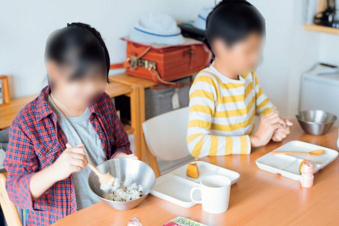 子ども二人食事