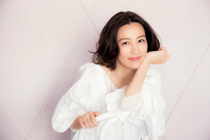 顎に手を置く女性