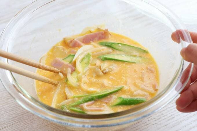 ボウルに卵と野菜