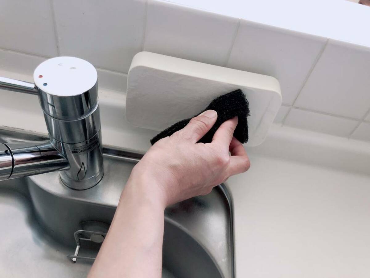 台所洗剤は「固形」が意外といい。シンクに貼りつけ、スポンジ「1ぬぐい」で準備OK | ESSEonline（エッセ オンライン）