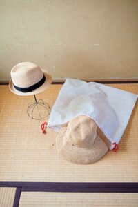 帽子は通気性のよい不織布の袋に入れて