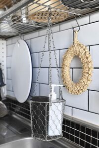 食器洗いグッズも空中を活用