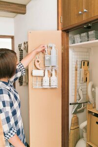 引っかけ式のカゴを使って、扉裏のスペースを有効活用