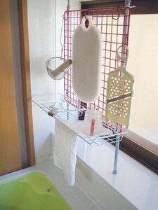 シンク上にワイヤネットで一時置き場をつくる